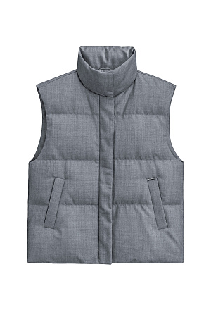 серый Жилет на пуху с воротником-стойкой. Верх изделия выполнен из смесовой шерсти. Модель свободного силуэта с двумя боковыми карманами. Застежка на молнию и кнопки под планкой. На подкладке. 
