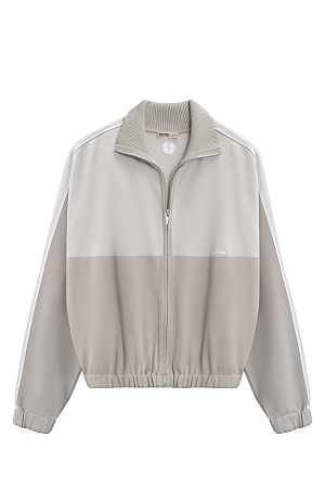 бежевый Трикотажный спортивный бомбер из вискозы. Модель прямого силуэта, со спущенной линией плеч, длинными рукавами с широкими лампасами и невысоким воротником-стойкой. Низ изделия и манжеты рукавов выполнены на резинке. Застежка на молнию. Брендированный жаккард на спине.