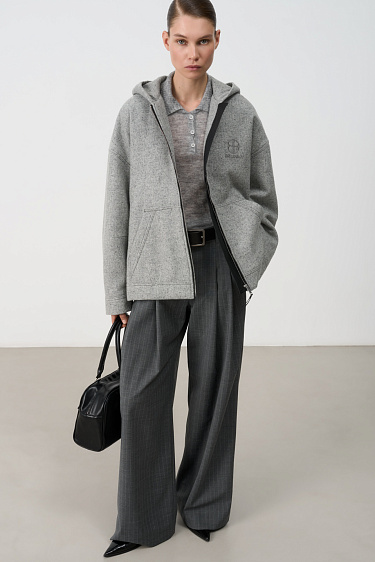 Свободный бомбер с капюшоном 