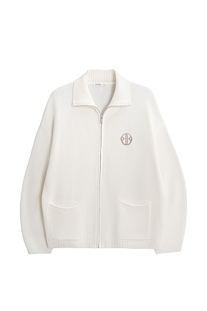 молочный Трикотажный бомбер в спортивном стиле. Модель свободного силуэта со спущенной линией плеча и боковыми карманами. Вышивка логотипа бренда на груди. Застежка на молнию.