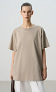 Футболка из 100% хлопка. Модель свободного силуэта, с круглым вырезом горловины и спущенной линией плеча.