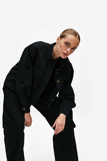 Джинсовая рубашка с застежкой на металлические пуговицы