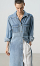 Джинсовое платье-рубашка длины миди из 100% хлопка. Модель прямого силуэта с длинными рукавами с манжетами на пуговицах, отложным воротником, двумя накладными карманами с клапанами на груди и двумя боковыми карманами. Застежка на пуговицы по вей длине.&nbsp;&nbsp;