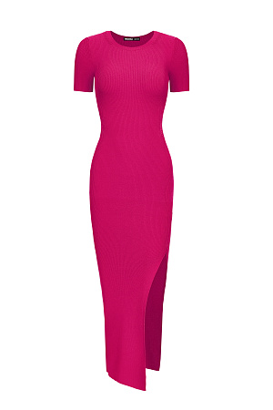 фуксия Облегающее трикотажное платье длины миди из вискозы. Модель приталенного силуэта, с короткими рукавами, круглым вырезом горловины, вырезом на спине и высоким разрезом сбоку.