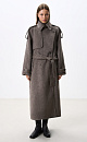 Длинное двубортное шерстяное пальто с добавлением верблюжьей шерсти. Модель прямого свободного силуэта с отложным воротником и боковыми карманами. Изделие декорировано отлетной кокеткой и широкими лацканами на плечах. На талии расположены шлевки, через которые продевается пояс, выполненный из того же материала, что и пальто. Без подкладки. 