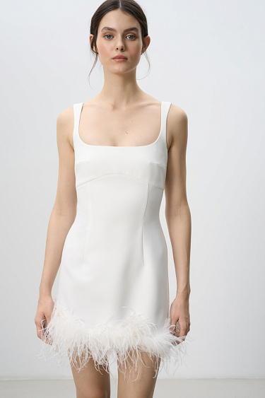 Платье мини с отделкой из перьев