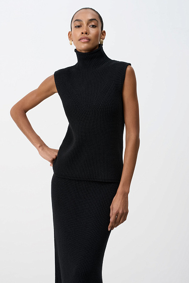 Трикотажный жилет с высоким воротником