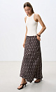 Принтованная юбка длины макси из 100% вискозы. Модель асимметричного кроя, с поясом, декорированным бусинами, и застежкой на потайную молнию сбоку.