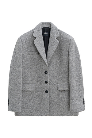 серый Однобортный жакет-пальто из шерсти. Модель прямого кроя с классическим отложным воротником и двумя прорезными карманами с клапанами. Застежка на пуговицы. Изделие декорировано пуговицами на манжетах и брендированным ярлыком на клапане кармана. Пояс из экокожи в комплекте. Пальто на подкладке. 