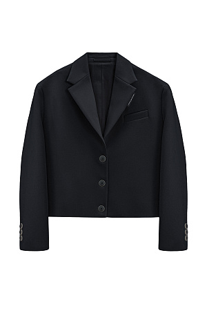 черный Укороченный жакет из поливискозы. Модель прямого кроя с классическим отложным воротником, карманом на груди и пуговицами на манжетах. Изделие на подкладке. Застежка на пуговицы.