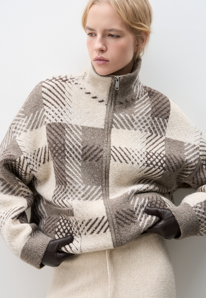 Трикотажный бомбер в клетку