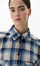 Клетчатая рубашка из 100% хлопка. Прямой крой, спущенная линия плеча, классический отложной воротник, два нагрудных кармана и застежка на пуговицы. Дополнена декоративными элементами, имитирующими потертости и рваные края.