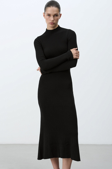 Трикотажное платье с открытой спиной