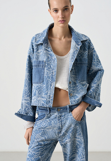 Джинсовая рубашка с растительным орнаментом