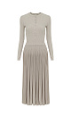 Платье из шерсти и вискозы миди длины с юбкой-плиссе и планкой с пуговицами на груди. Имеется подъюбник.