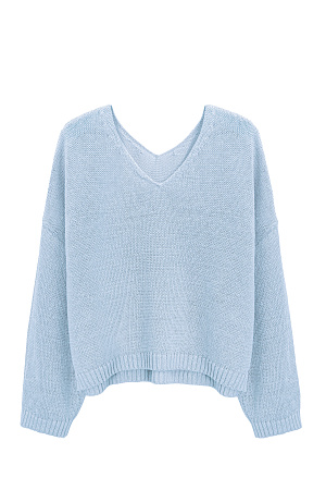 голубой Трикотажный джемпер из 100% льна с V-образным вырезом. Модель прямого силуэта с длинным рукавом и удлиненной спинкой. Края изделия выполнены в рубчик.