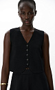 Трикотажный жилет из вискозы. Модель прямого кроя с V-образным вырезом и застежкой на пуговицы. 