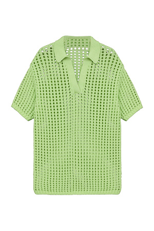 зеленый Трикотажная ажурная футболка из 100% хлопка. Модель со спущенным рукавом и воротником-поло. Дополнить образ можно шортами в таком же стиле.