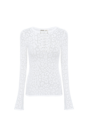 белый Трикотажный топ из органического хлопка. Модель с длинными рукавами и шнуровкой спереди. <br />
Изделие декорировано жаккардовым рисунком, имитирующим пятна леопарда. <br />
Органический хлопок - более экологичная и безопасная альтернатива обычному хлопку, выращенная без использования химикатов.