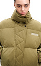 Утепленный пуховик с воротником-стойкой и капюшоном на молнии. Модель свободного силуэта с боковыми карманами, спущенным плечом и брендированным ярлыком на груди. Застежка на потайную молнию и кнопки. Наполнитель натуральный пух 90% перо 10%.