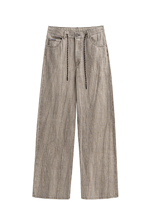 бежевый Брюки из плотной льняной ткани. Модель прямого кроя с широкими штанинами, пятью карманамии, шлевками на поясе для ремня и шнурком для регулировки посадки. Застежка на пуговицу и молнию. 