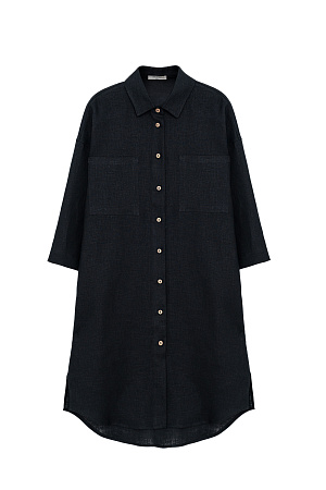 черный Платье-рубашка из 100% льна. Модель прямого кроя, с отложным воротником, накладными карманами на груди и спущенной линией плеч. Застежка на пуговицы.