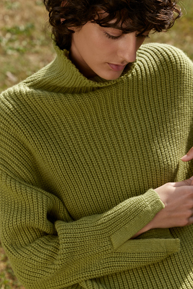 Джемпер с шерстью альпака со спущенным плечом