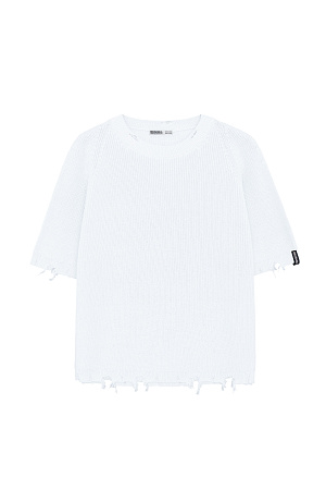 белый Трикотажная футболка из 100% хлопка. Модель свободного силуэта, со спущенной линией плеча, коротким рукавом и брендированным ярлыком на рукаве. Имитация необработанного края по низу изделия, на манжетах и воротнике. 