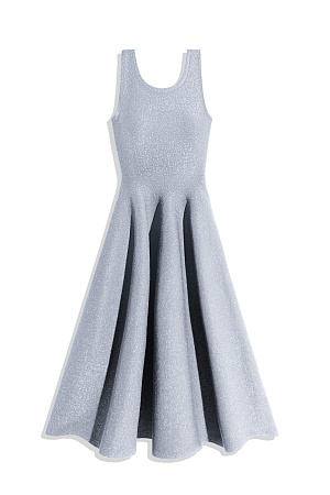 серый Трикотажное платье длины миди с люрексом. Модель по фигуре с юбкой, расклешенной от талии, без рукавов, на широких бретельках.