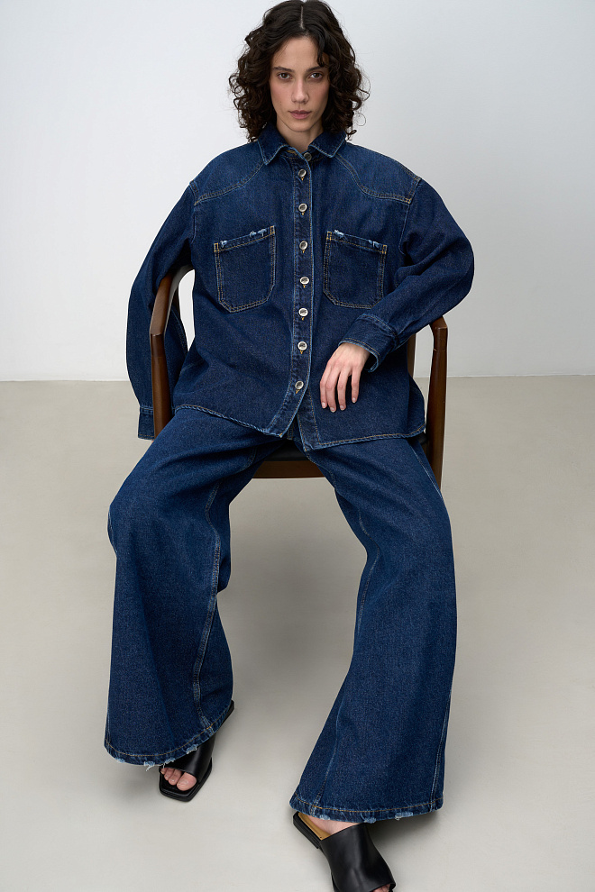 Широкие джинсы с небольшим расклешением