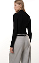 Трикотажная водолазка из вискозы. Модель приталенного силуэта, с длинными рукавами, воротником-стойкой и декоративным вырезом на груди. 
