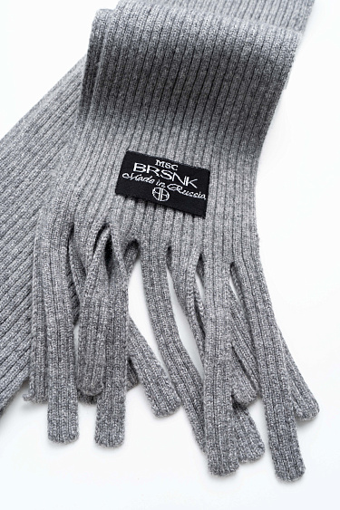 Шарф в рубчик с бахромой 