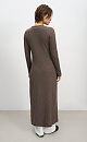 Трикотажное платье на запах из шерсти и кашемира. Модель приталенного силуэта с V-образным вырезом, длинными рукавами и кулиской на талии. Подол платья и манжеты рукавов декорированы валиками.