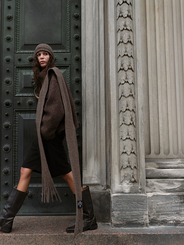 Шарф в рубчик с бахромой 