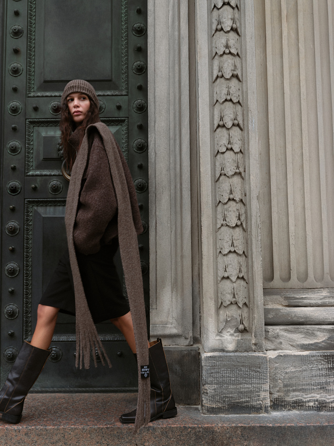 Шарф в рубчик с бахромой 