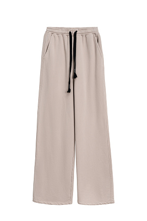 бежевый Широкие брюки из 100% хлопка с эластичным поясом на резинке, боковыми карманами и контрастной отстрочкой. Дополнить образ можно жакетом в таком же стиле.