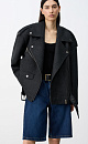 Жакет-косуха из шерсти. Модель свободного силуэта со спущенным плечом и косой застежкой. Боковые карманы, манжеты на молнии. 