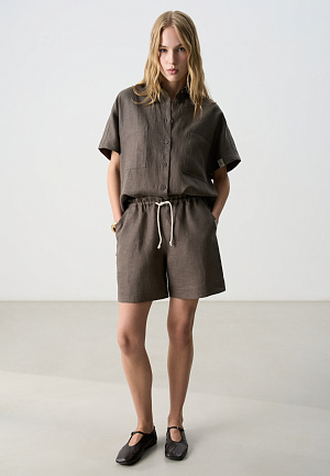 коричневый Короткие шорты из 100% льна. Модель свободного кроя, с поясом на кулиске и боковыми карманами. 