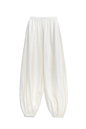 молочный Широкие брюки-джоггеры из текстурной вискозы. Модель свободного силуэта с поясом на резинке.