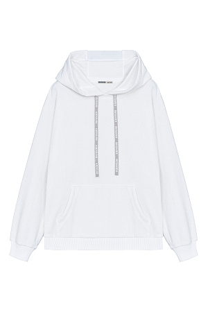 белый Худи из махрового трикотажа. Модель свободного силуэта со спущенной линией плеча. Капюшон с брендированным вязанным шнурком и накладной карман-кенгуру. Манжет и низ изделия обработан рибом. Дополнить образ можно брюками в таком же стиле.