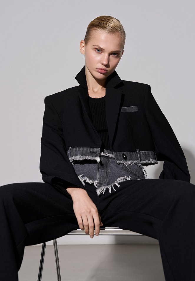 Короткий жакет со вставкой из джинсы