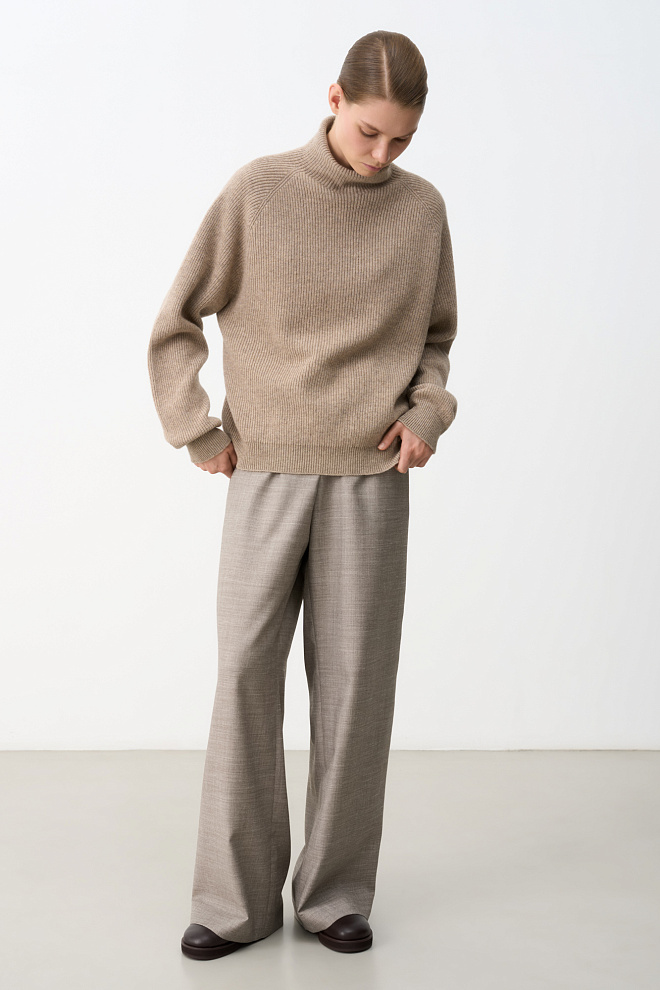 Трикотажный джемпер с воротником-стойкой 