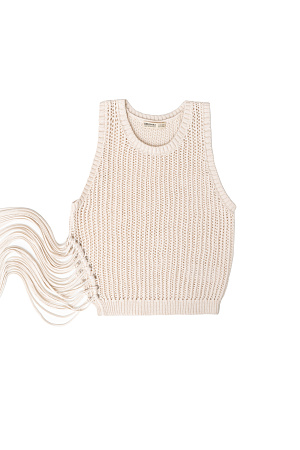 бежевый Трикотажный ажурный топ из 100% хлопка. Модель прямого силуэта, без рукавов, с круглым вырезом горловины. Изделие декорировано длинной бахромой и люверсами.