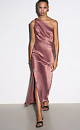 Платье длины макси из атласной вискозы. Модель приталенного силуэта, без рукавов, с перекрученной лямкой на одно плечо и разрезом сбоку.