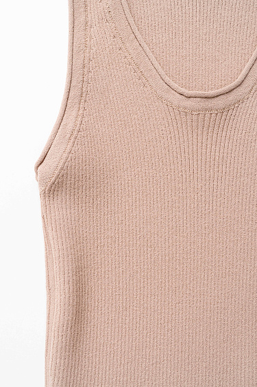 Трикотажная майка с глубоким вырезом