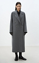 Двубортное шерстяное пальто свободного силуэта с английским воротником, боковыми карманами и застежкой на пуговицы. При изготовлении изделия была использована технология Double Face - обе стороны ткани можно использовать в качестве лицевой, швы внутри пальто выполняются вручную, чтобы избежать видимых строчек на лицевой стороне и сохранить элегантный вид.