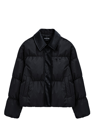 черный Стеганый пуховик с отложным воротником из экокожи. Модель свободного силуэта со спущенной линией плеч и боковыми карманами. Застежка на молнию и магнитные кнопки под вертикальной планкой из экокожи. Логотип на груди. Изделие выполнено на подкладке.