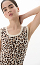 Трикотажный топ с жаккардовым рисунком, имитирующим окрас леопарда. Модель облегающего силуэта без рукавов с круглым вырезом горловины. Края изделия выполнены в рубчик. 