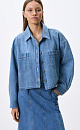 Укороченная джинсовая рубашка из 100% хлопка. Модель свободного силуэта, с отложным воротником, длинными рукавами и нагрудными карманами. Застежка на пуговицы.