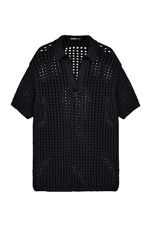 черный Трикотажная ажурная футболка из 100% хлопка. Модель со спущенным рукавом и воротником-поло. Дополнить образ можно шортами в таком же стиле.